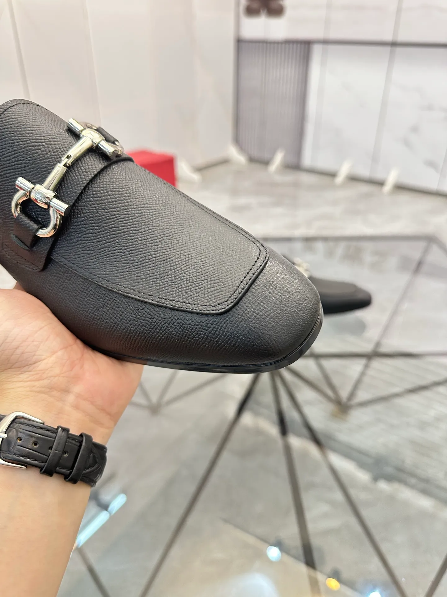 Men's shoes: 💰P640¥ High-end quality Product trademark: Ferragamo* "Ferragamo*" leather shoes Regular size: 38-44 (can be customized to 45.46.) Product materials: imported first-layer cowhide leather upper, cowhide lining, original outsole. Number: 688